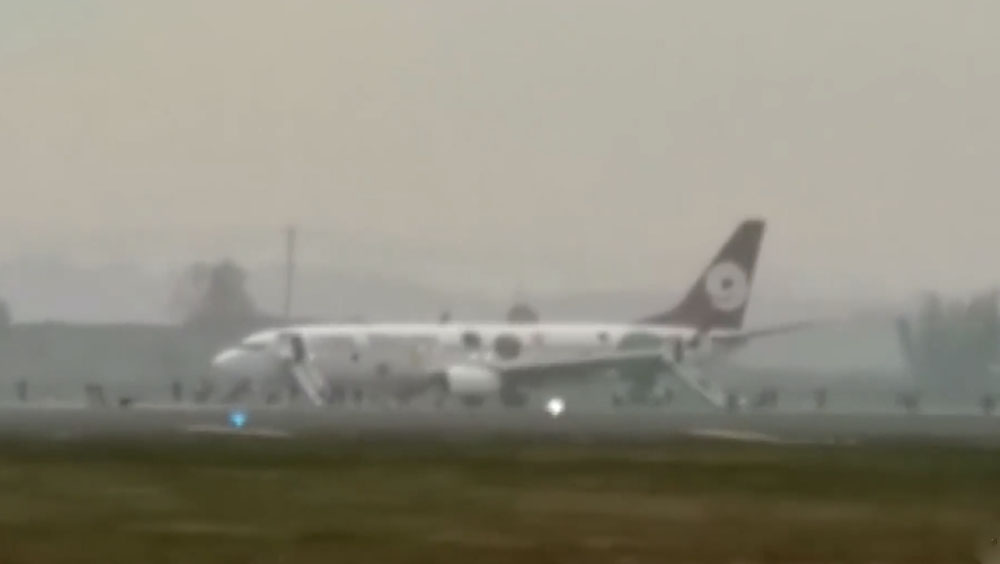 九元航空客機貨艙空中發生火警備降長沙,落地後在跑道釋放充氣滑梯讓乘客緊急撤離,