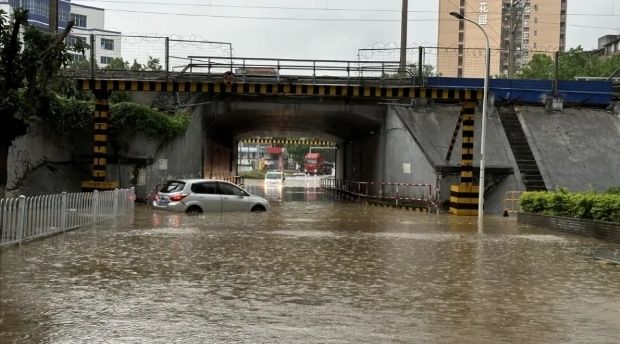  广东韶关暴雨，有私家车死火。