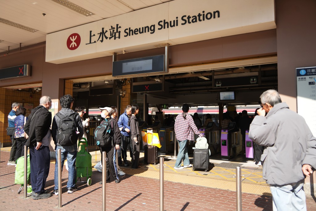 記者上水站外觀察，發現不少一家大小拖着行李箱，準備北上。
