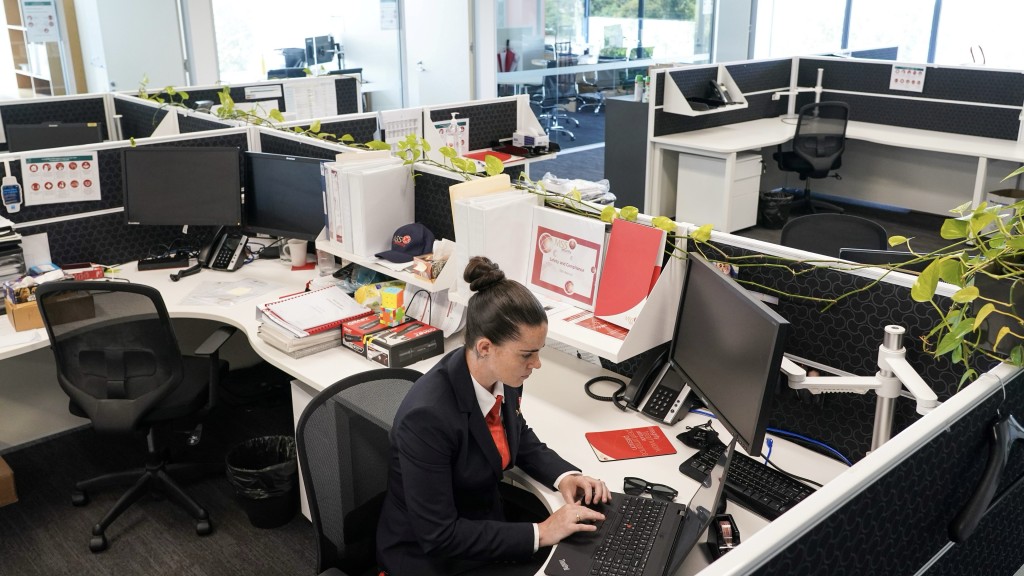 悉尼一名业务经理在新冠疫情期间返回空荡荡的办公室。 路透社