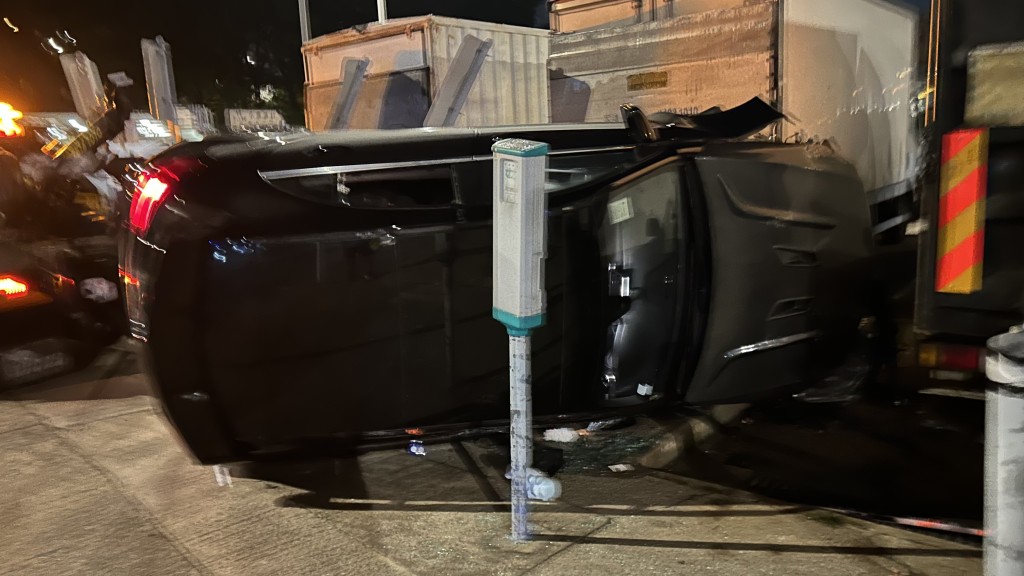 私家車撞毀多支路牌及咪錶後翻側。蔡楚輝攝