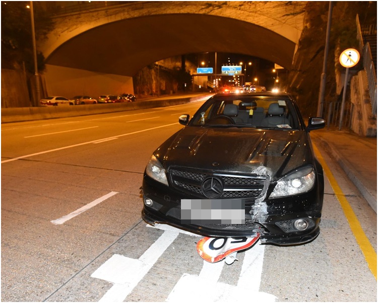 失事撞路牌的平治房車。