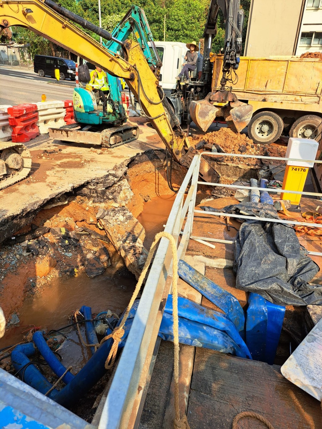 葵涌梨树路一条食水管须紧急维修。陈琬琛facebook图片