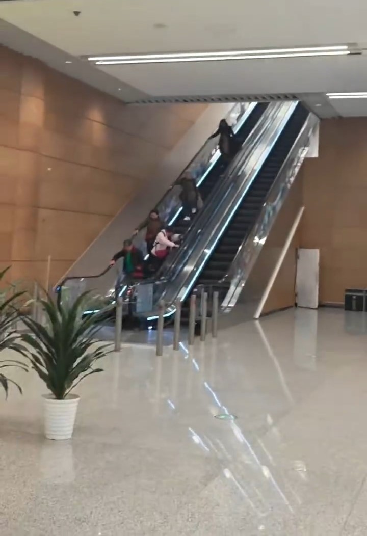 有多名长者故意在扶手电梯上逆行。