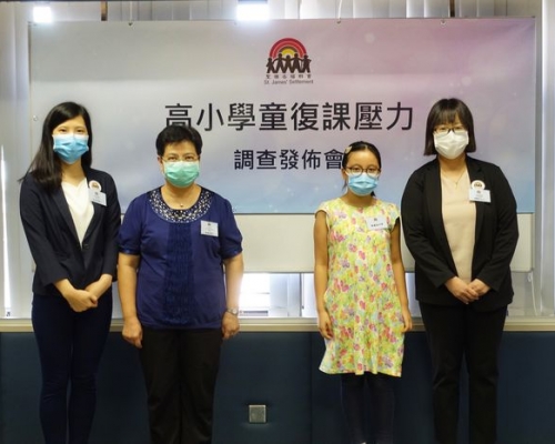 （左起）聖雅各研究主任林思婷博士、香港大學社會工作及社會行政學系副教授曾潔雯博士、小五學童鄭曦喬同學和聖雅各福群會高級服務經理陳艷雯女士合照。（圖片由聖雅各福群會提供）