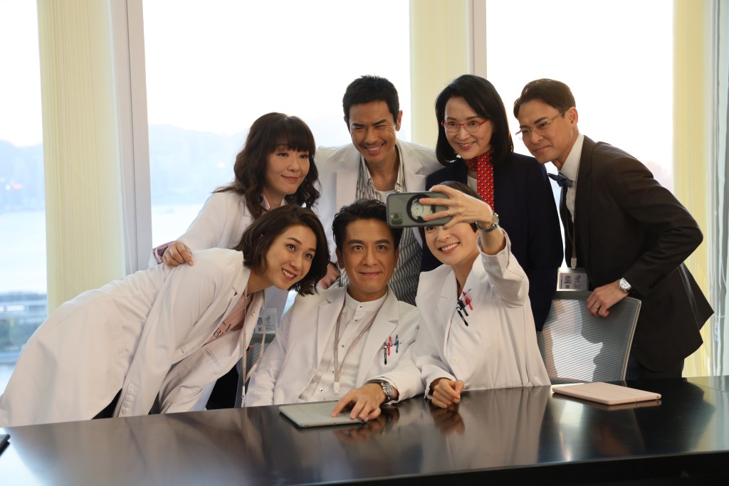 马国明在《星空下的仁医》又系做医生，五度于TVB颁奖礼获演技奖的他，有三个角色都是医生！