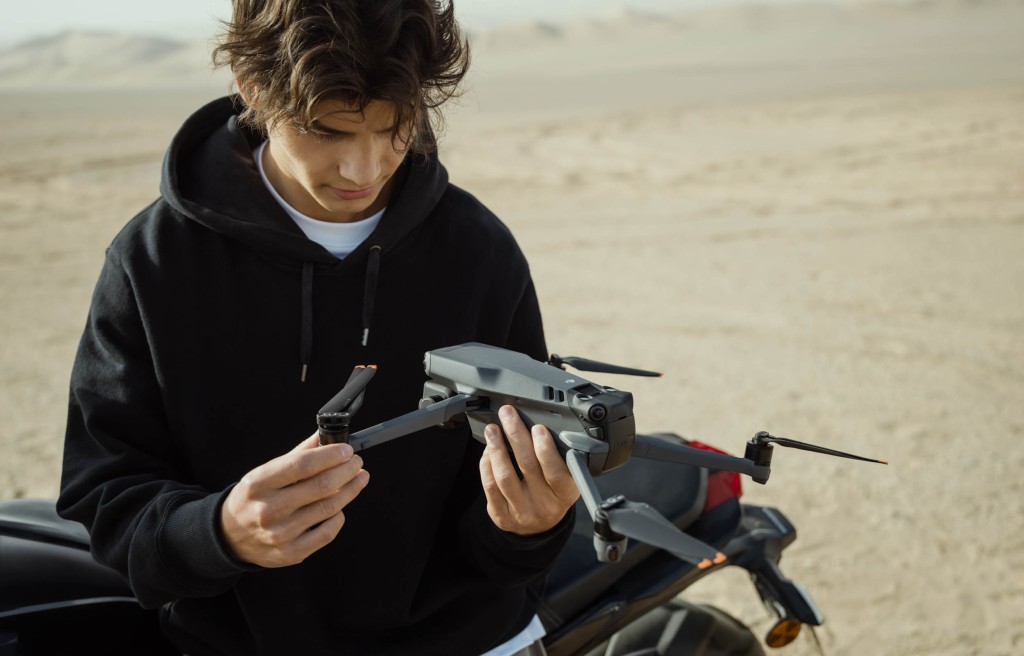 ●全新的機身設計，槳葉展開後比Mavic 2 Pro 大一個碼，但風阻系數比後者降低35%。