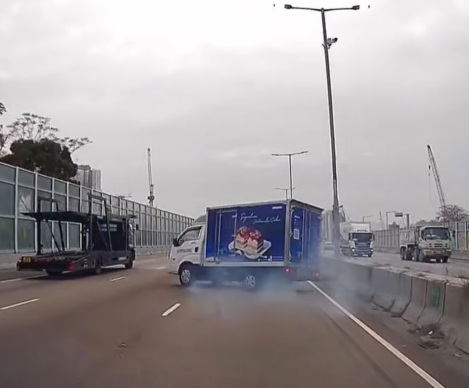 輕型貨車隨即打「白鴿轉」U-turn掉頭。fb車cam L（香港群組）影片截圖