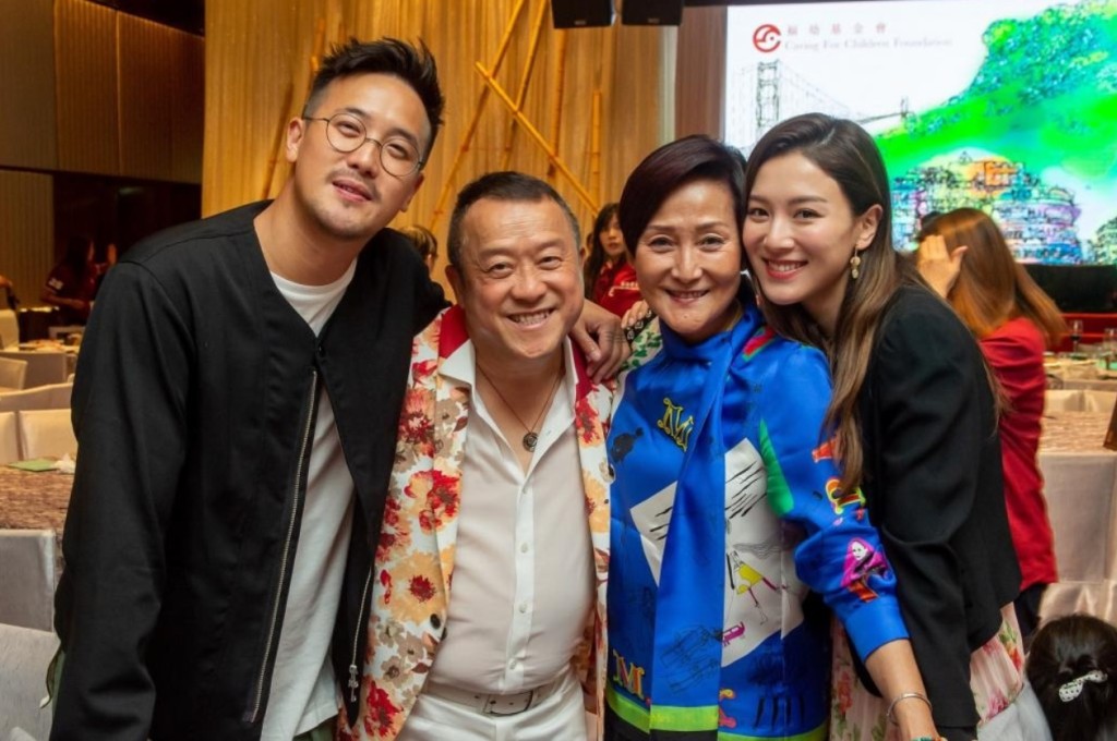 王敏奕認為完美情人是可以互相成就大家，現實中她無疑已經找到。圖為她與老公曾國祥、老爺曾志偉及奶奶朱錫珍合照。