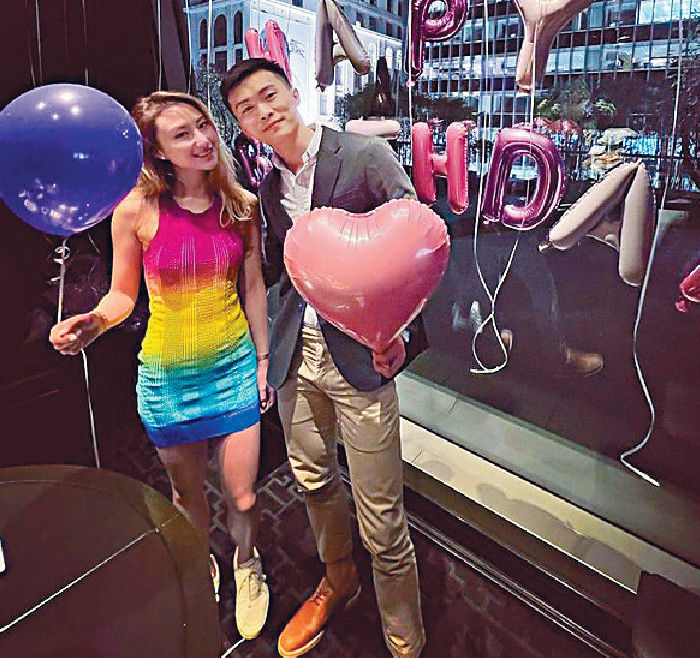 ■已接受消防员男友Douglas求婚的何超云，爱得高调。
