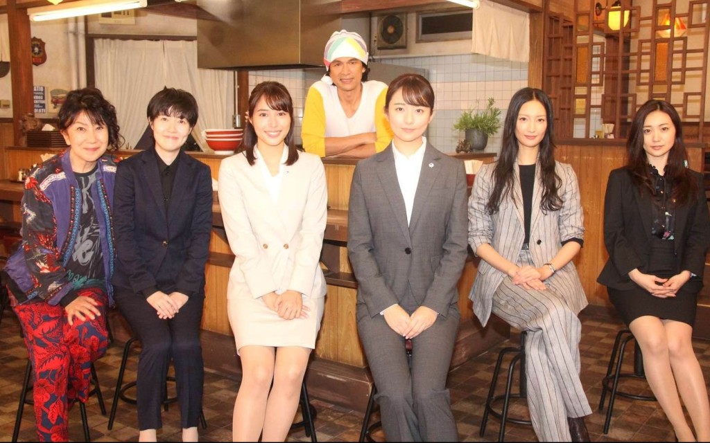 《七人的秘書》由(左起)室井滋、沈恩京、廣瀨愛麗絲、江口洋介、木村文乃、菜菜緒、大島優子擔演。