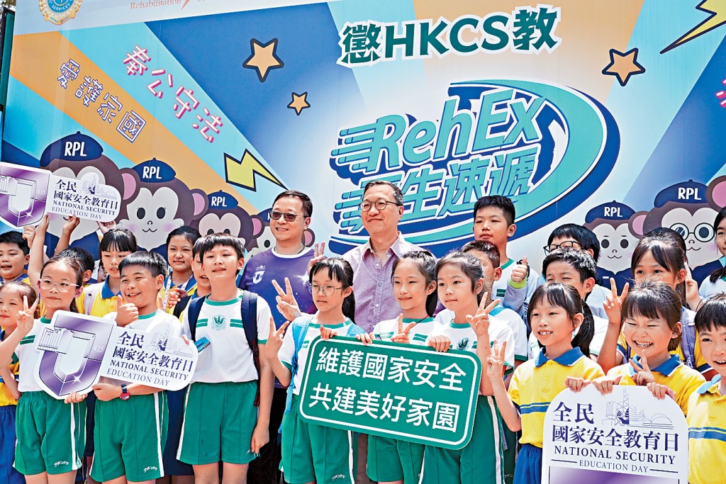 律政司司長林定國（後排右四）和懲教署署長黃國興（後排右五）與學生合照。