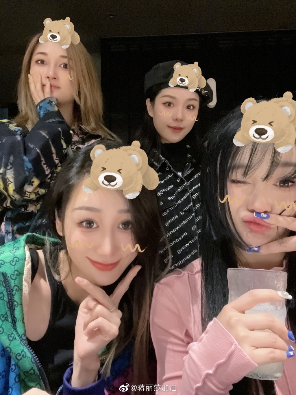 Lisa不經意露香肩。