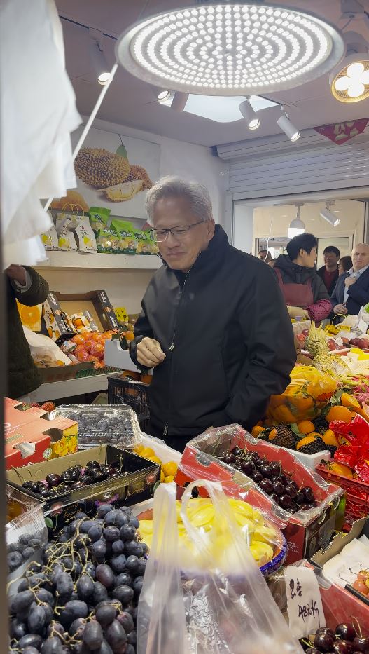 黄仁勋访问上海时到逛当地的街市。抖音