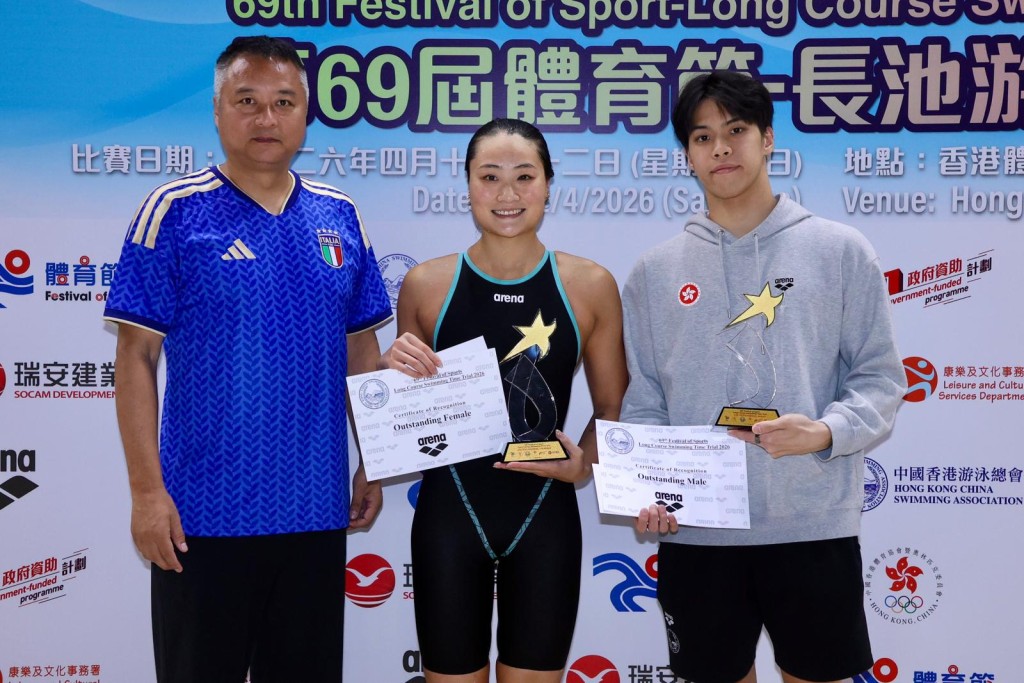 簡綽桐（中）及「蛙王」麥世霆（右）分奪最傑出男、女運動員獎，旁為港隊總教練陳劍虹。徐嘉華攝