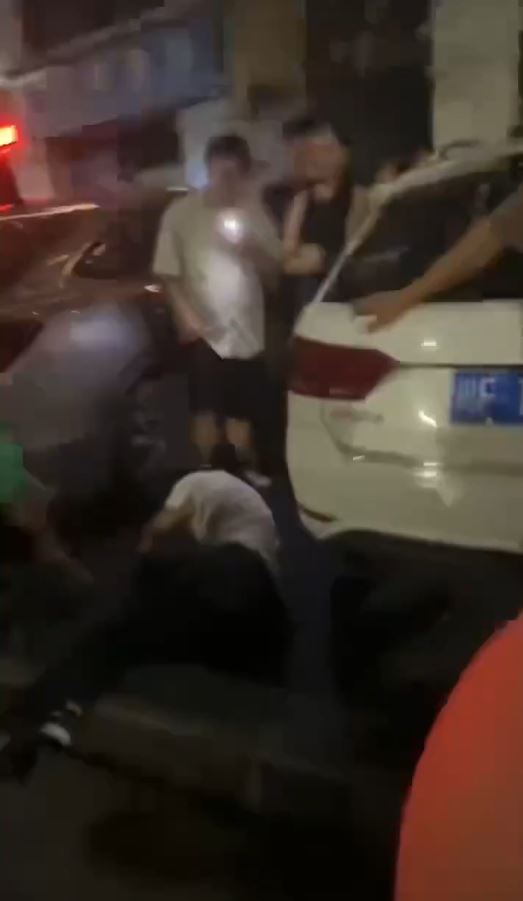 網傳四川男子誘騙12歲女童「爆房」，遭女童父親等人圍毆。Ｘ