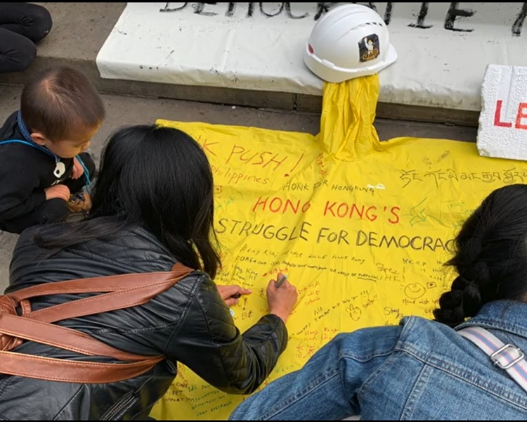 倫敦過百名香港人於倫敦多個地鐵沿線快閃唱歌聲援港人。