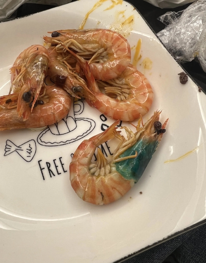 蝦煮出「詭異藍」事件，引發熱議。