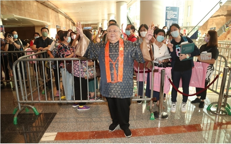 李居明師傅今日在書展舉行簽名會。