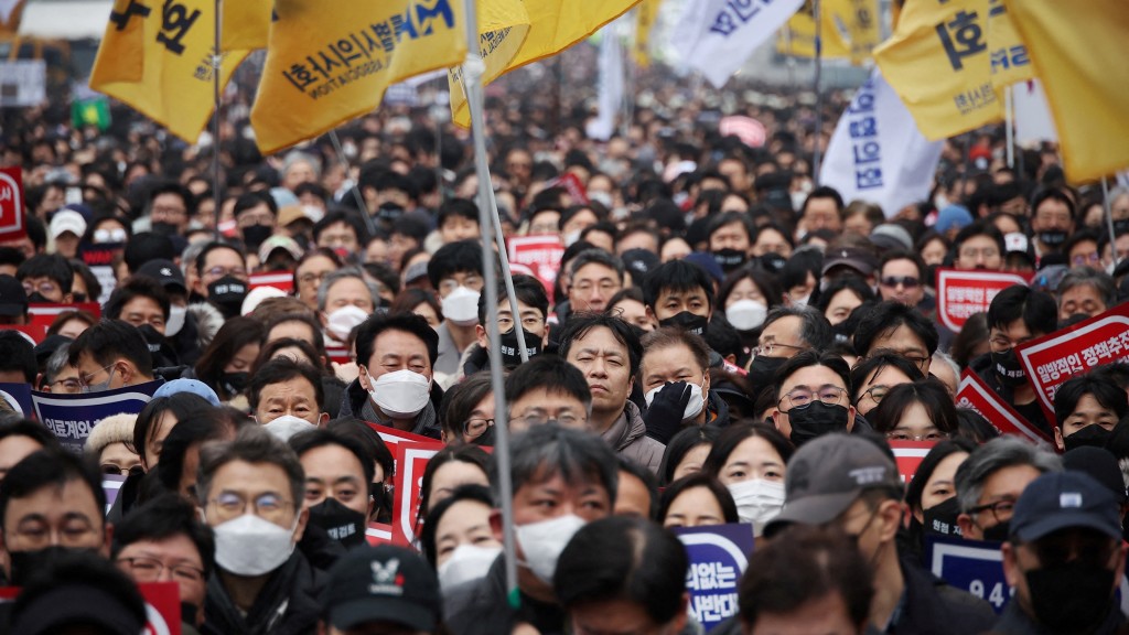 韩国医生3月3日在首尔集会示威，抗议政府扩招医学生。 路透社