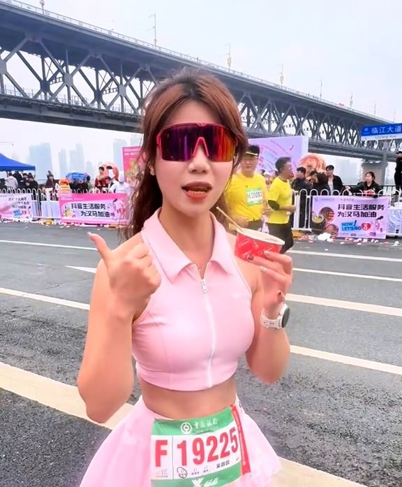 武汉马拉松变成美食嘉年华。抖音@酱油圆圆