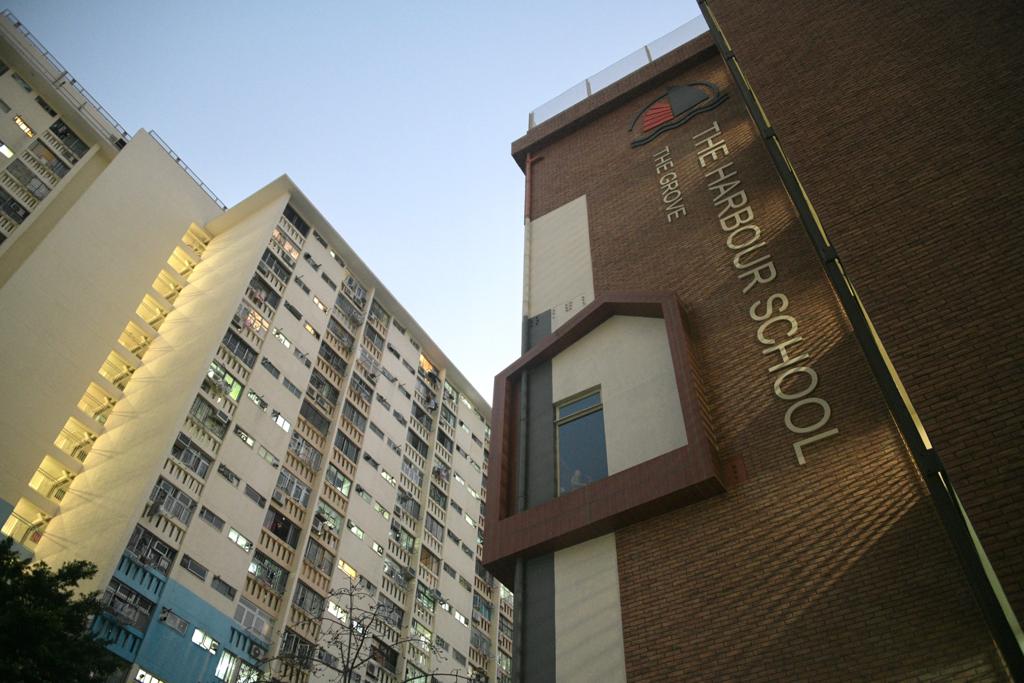 鴨脷洲的港灣學校出現小型爆發,2名任教資訊科技的教師確診,另外1名美術教師亦初步確診。