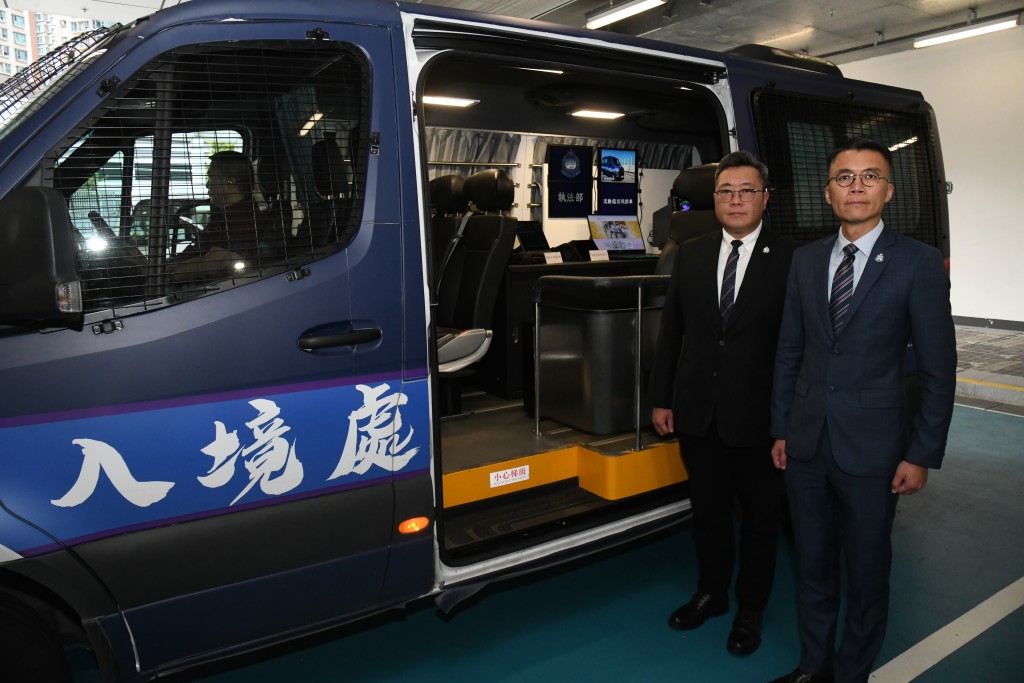 入境處引入流動鑑證戰術車,確保於執法行動期間能夠隨時候命,迅速應對突發情況。圖為入境處特遣隊指揮官李烱超(左)、助理首席入境事務主任 (反恐及情報)吳海量(右)。 入境處引入流動鑑證戰術車,確保於執法行動期間能夠隨時候命,迅速應對突發情況。圖為入境處特遣隊指揮官李烱超(左)、助理首席入境事務主任 (反恐及情報)吳海量(右)。