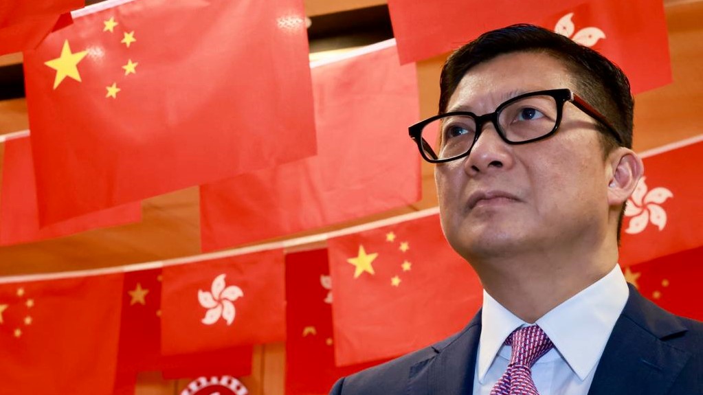 七一回歸紀念日臨近,保安局局長鄧炳強在辦公室與「旗海」打卡拍照。(鄧炳強FB圖片)