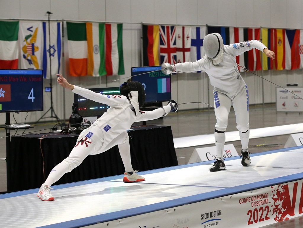 江旻憓(左)在溫哥華站決賽不敵意大利劍手茱莉亞摘銀。 國際劍聯圖片
