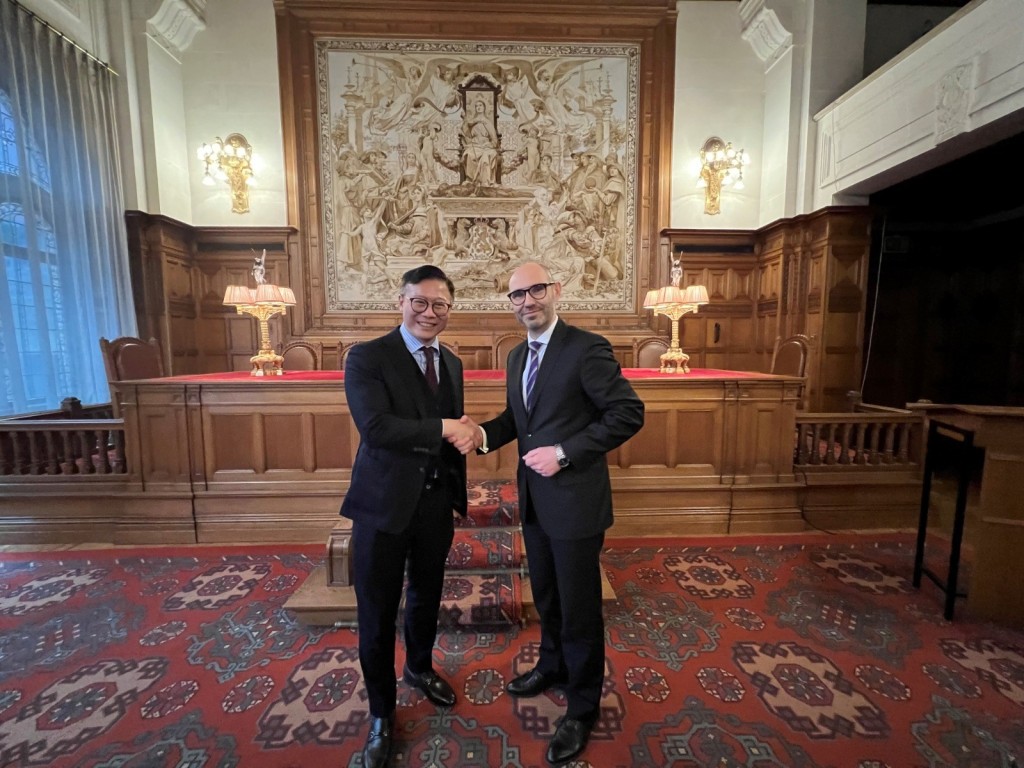 律政司副司长张国钧（左）与常设仲裁法院秘书长Marcin Czepelak博士（右）于荷兰海牙的常设仲裁法院合照。