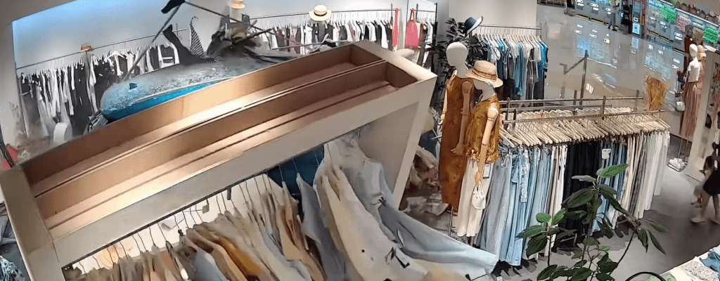 藍色SUV失控直衝入服裝店，模特兒公仔及衫架被撞毀。