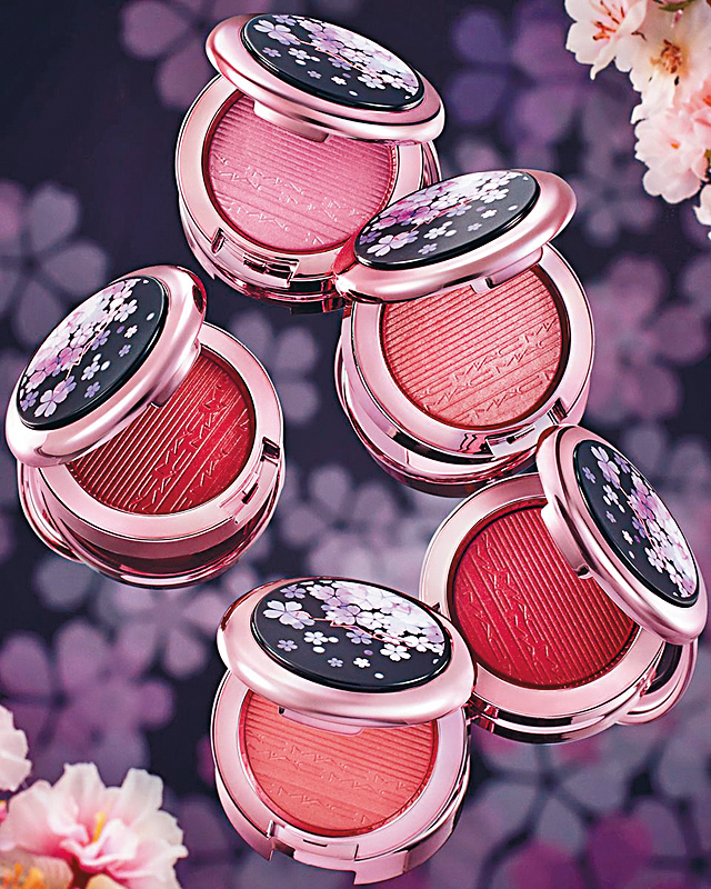 ●四色限定立體光感胭脂各，盒上印有櫻花圖紋，四種不同深淺的紅色調，展現櫻花妝藝。
