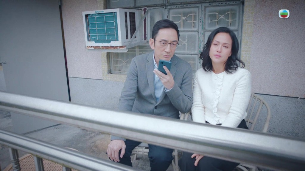吳啟華貝安琪臨被捕前相擁合唱定情歌,淒美又浪漫。 吳啟華貝安琪臨被捕前相擁合唱定情歌,淒美又浪漫。