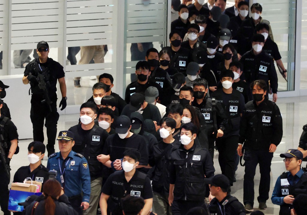 總計64名國民剛搭乘包機抵達仁川國際機場。美聯社 總計64名國民剛搭乘包機抵達仁川國際機場。美聯社