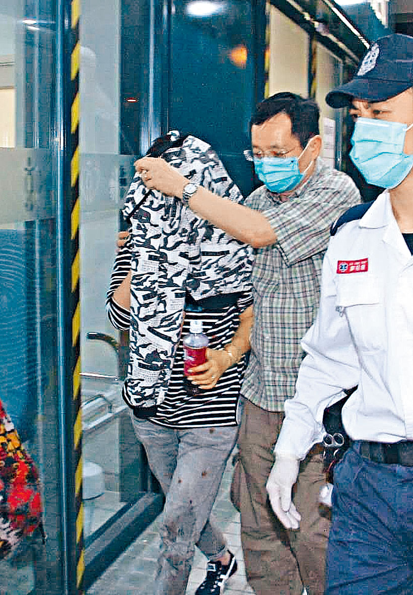 被童黨毆劫受傷女事主送院檢治。