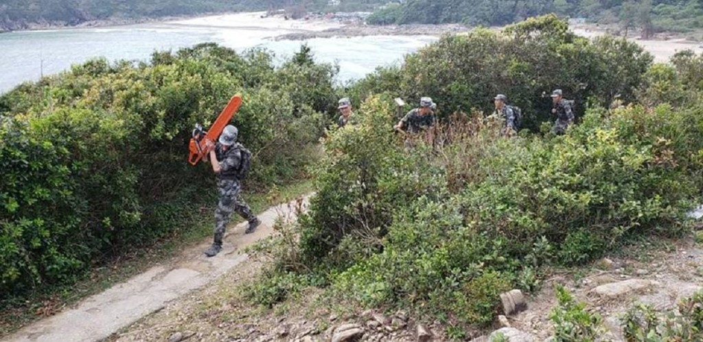 解放軍官兵協助清理樹枝。香港行山遠足之友圖片