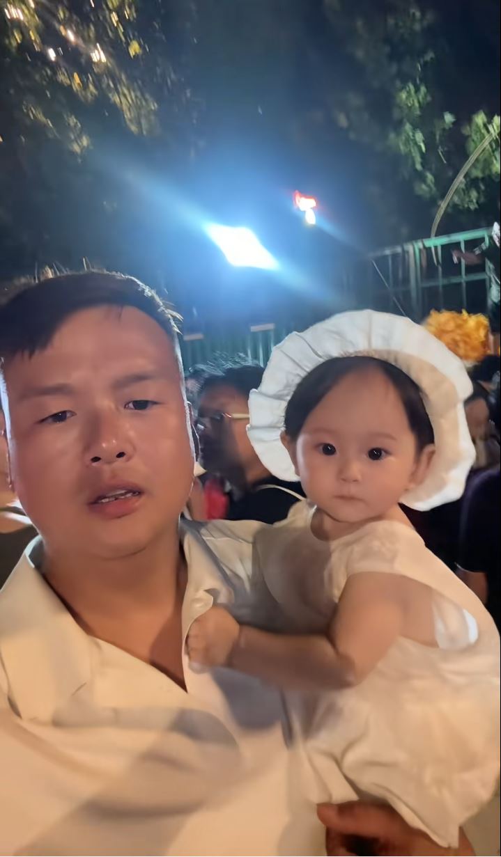 「沙河小東」抱著被父母遺下的女幼童，一副慈父樣子。抖音