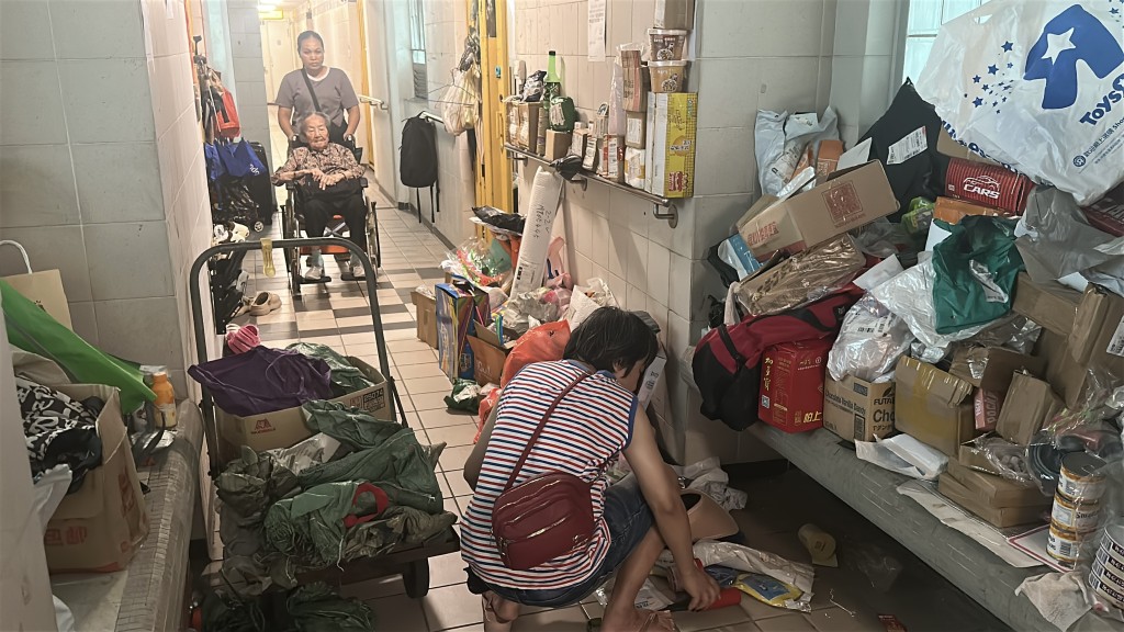 宗哥將數百包裹放在走廊,有坐輪椅長者鄰居無法移動。 宗哥將數百包裹放在走廊,有坐輪椅長者鄰居無法移動。