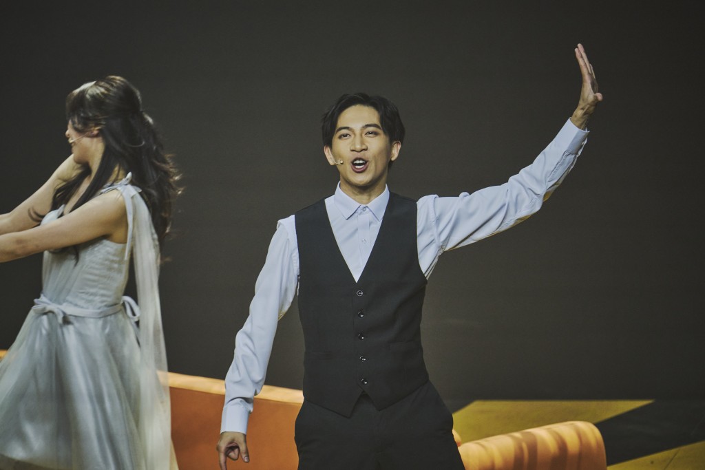 《爆SHOW》演出音樂劇《Singin' in the Rain》全球首個粵語版本。