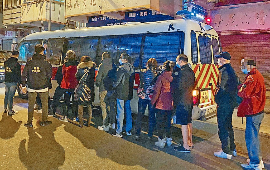 警方拘捕賭檔主持及十三男女賭客。