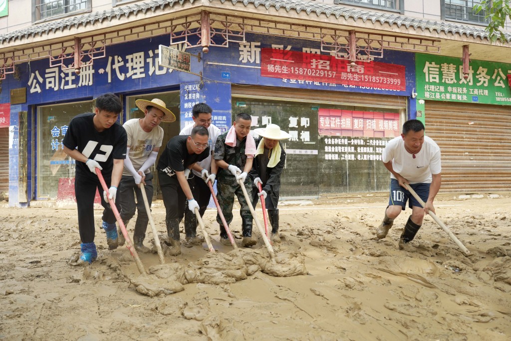 貴州榕江縣，民眾在街道清淤。新華社