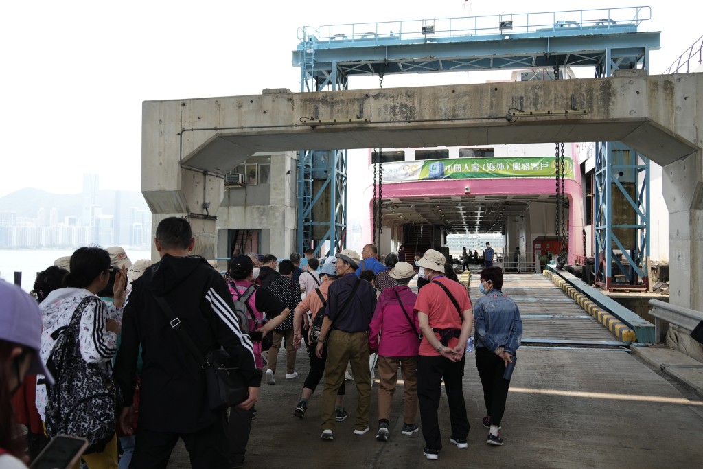 上星期安排旅行团到一向提供海上晚餐的「洋紫荆维港游」，今日相关午膳安排继续。苏正谦摄