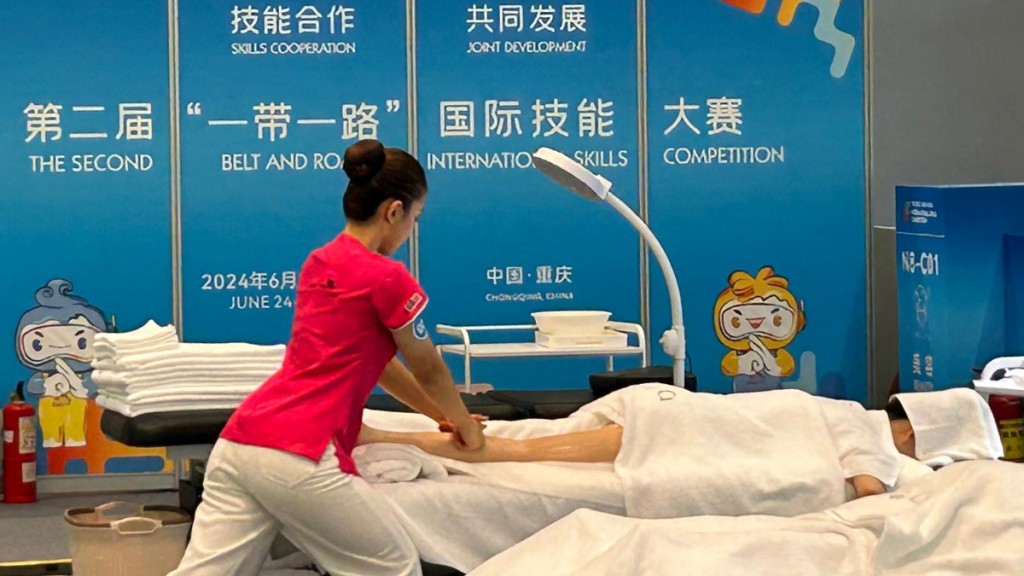 「一帶一路」國際技能大賽於重慶舉行。圖為選手正在進行美容競技。