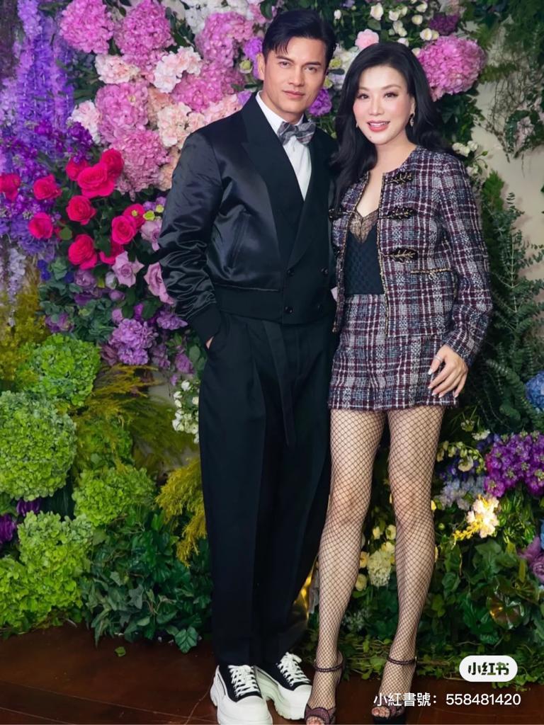 吕良伟和其妻子杨小娟出席送上祝福。