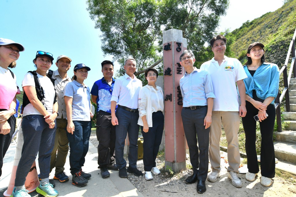 昨日國慶黃金周展開,江旻憓則跟姚柏良、方國珊等議員,與漁護署署長黎堅明到西貢破邊洲視察。資料圖片 昨日國慶黃金周展開,江旻憓則跟姚柏良、方國珊等議員,與漁護署署長黎堅明到西貢破邊洲視察。資料圖片