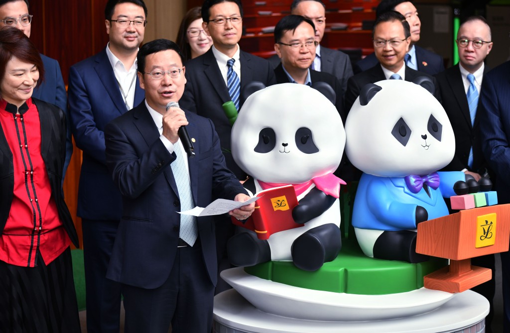 范雲軍指,熊貓雕塑別具匠心、身穿西裝,姐姐研讀法典、弟弟積極發言,彰顯香港法治精神和民主議政的優良傳統。盧江球攝 范雲軍指,熊貓雕塑別具匠心、身穿西裝,姐姐研讀法典、弟弟積極發言,彰顯香港法治精神和民主議政的優良傳統。盧江球攝
