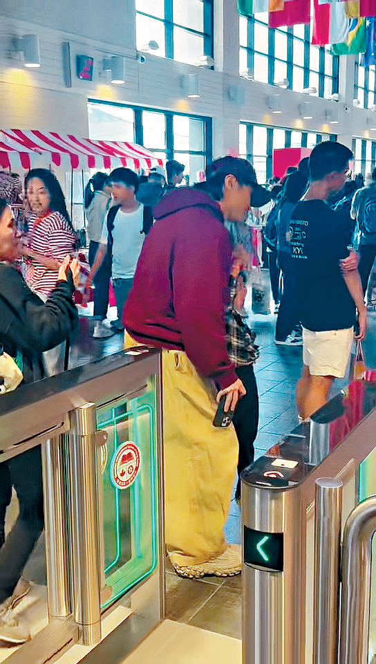 古巨基攜囝囝低調現身國際學校考察。