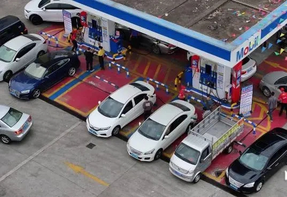 江門市江海區江海二路的美孚加油站，女模特促銷引發爭議。