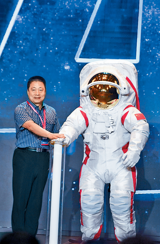 中國首位太空人楊利偉昨日為登月服徵名儀式揭幕。