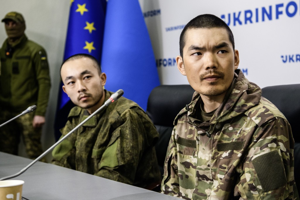 到俄羅斯參戰後,遭烏克蘭俘虜的中國僱傭兵王廣軍(右)與張仁波(左)。路透社 到俄羅斯參戰後,遭烏克蘭俘虜的中國僱傭兵王廣軍(右)與張仁波(左)。路透社
